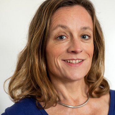 Freundlich blickende Frau mt langen Haaren